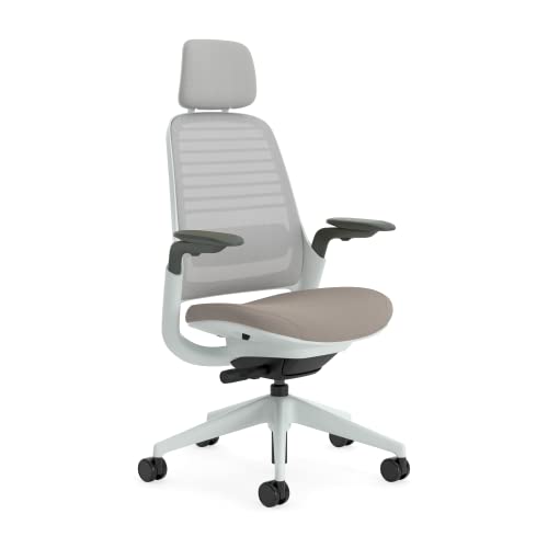 Steelcase Serie 1 Ergonomischer, höhenverstellbarer Bürostuhl mit verstellbarer Lordosenstütze und Armlehnen, atmungsaktivem Möwengrau Rückennetz und bequemem Trüffel Sitzbezug + Kopfstütze