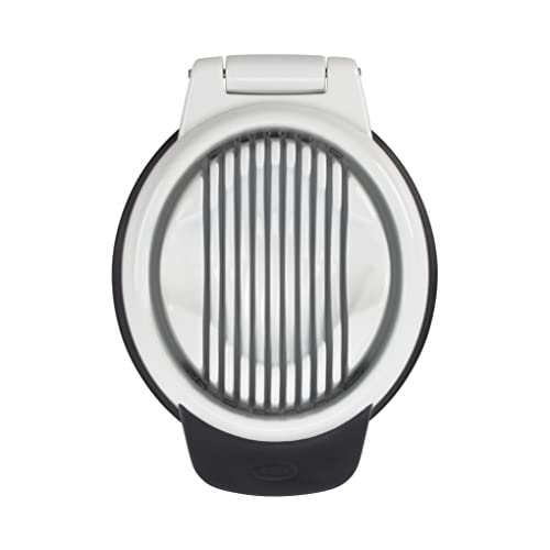 OXO Good Grips Eierschneider – spülmaschinenfestes Küchengerät zum schnellen und einfachen Schneiden von hartgekochten Eiern – schwarz/weiß