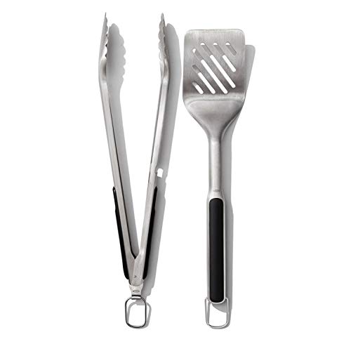 OXO Good Grips Set aus Wender und Zange zum Grillen – spülmaschinenfestes Grillzangen-Set mit Fleischwender aus Edelstahl – 41 cm und 47,5 cm