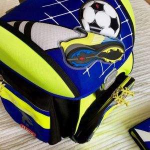 Schulranzen mit einem Fußball