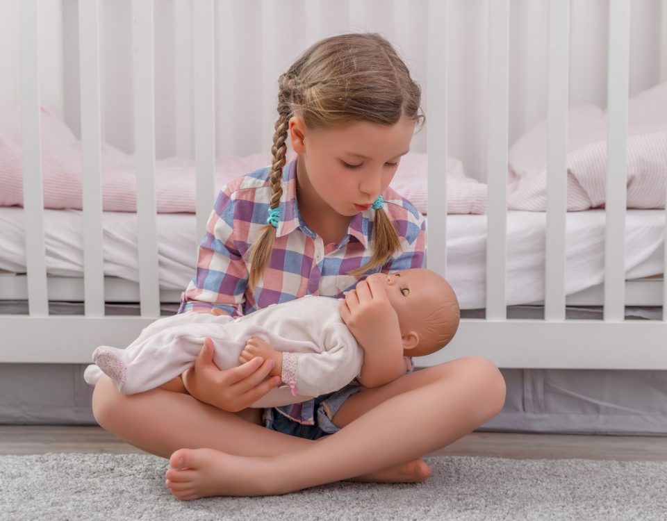 Kinderpuppe beim Mädchen