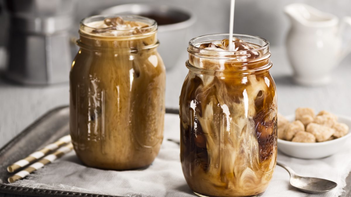 Zwei Behälter mit Eiskaffee